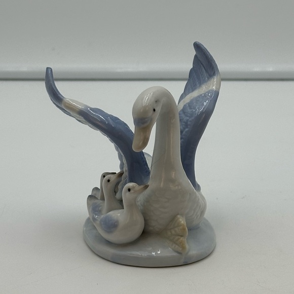 Blue & White Porcelain Swan with Cygnets - Picture 7 of 16